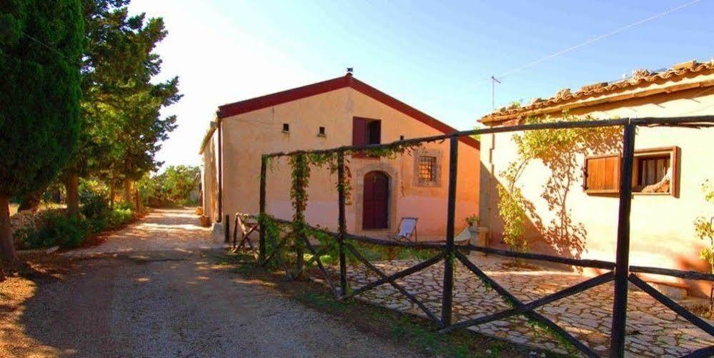 Agriturismo Terra Di Pace Noto Exterior foto